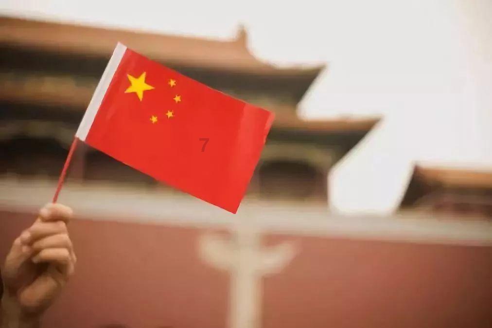 冰面突然碎裂!游客昆明轿子山游玩,贸然上冰湖……